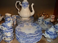 Servies dordrecht bestaande uit 2 serveerkommen, theepot, sauskom, grote kom, 25 borden, 11 dessertborden, 22 tassen, 12 ondertassen, 2 botervlootjes, 2 kannetjes, groot serveerbord , tassen en diverse van ander materiaal - afbeelding 4 van  14