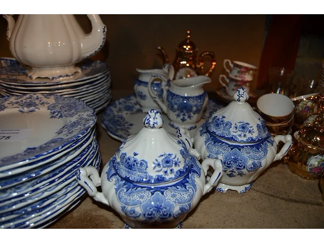 Servies dordrecht bestaande uit 2 serveerkommen, theepot, sauskom, grote kom, 25 borden, 11 dessertborden, 22 tassen, 12 ondertassen, 2 botervlootjes, 2 kannetjes, groot serveerbord , tassen en diverse van ander materiaal - afbeelding 5 van  14