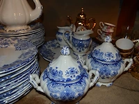 Servies dordrecht bestaande uit 2 serveerkommen, theepot, sauskom, grote kom, 25 borden, 11 dessertborden, 22 tassen, 12 ondertassen, 2 botervlootjes, 2 kannetjes, groot serveerbord , tassen en diverse van ander materiaal - afbeelding 5 van  14