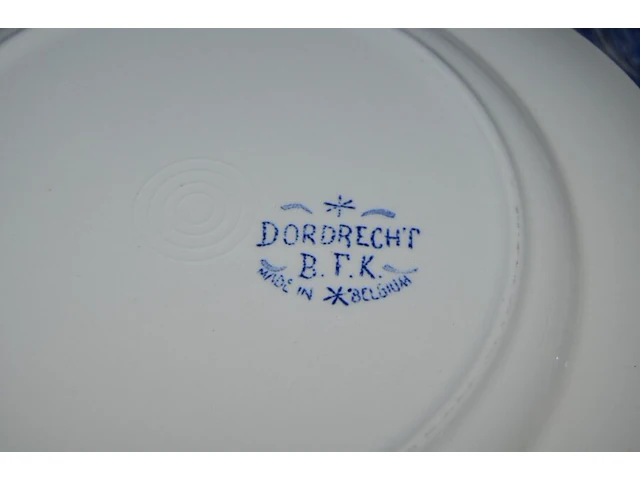 Servies dordrecht bestaande uit 2 serveerkommen, theepot, sauskom, grote kom, 25 borden, 11 dessertborden, 22 tassen, 12 ondertassen, 2 botervlootjes, 2 kannetjes, groot serveerbord , tassen en diverse van ander materiaal - afbeelding 6 van  14