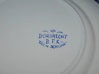 Servies dordrecht bestaande uit 2 serveerkommen, theepot, sauskom, grote kom, 25 borden, 11 dessertborden, 22 tassen, 12 ondertassen, 2 botervlootjes, 2 kannetjes, groot serveerbord , tassen en diverse van ander materiaal - afbeelding 6 van  14