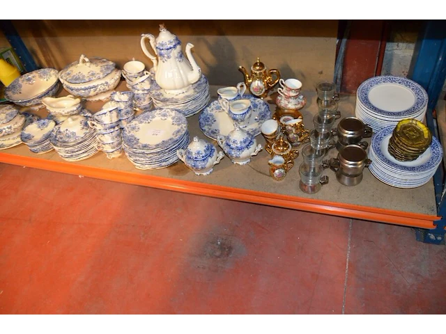 Servies dordrecht bestaande uit 2 serveerkommen, theepot, sauskom, grote kom, 25 borden, 11 dessertborden, 22 tassen, 12 ondertassen, 2 botervlootjes, 2 kannetjes, groot serveerbord , tassen en diverse van ander materiaal - afbeelding 1 van  14