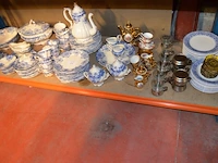 Servies dordrecht bestaande uit 2 serveerkommen, theepot, sauskom, grote kom, 25 borden, 11 dessertborden, 22 tassen, 12 ondertassen, 2 botervlootjes, 2 kannetjes, groot serveerbord , tassen en diverse van ander materiaal
