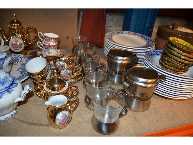 Servies dordrecht bestaande uit 2 serveerkommen, theepot, sauskom, grote kom, 25 borden, 11 dessertborden, 22 tassen, 12 ondertassen, 2 botervlootjes, 2 kannetjes, groot serveerbord , tassen en diverse van ander materiaal - afbeelding 7 van  14