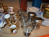 Servies dordrecht bestaande uit 2 serveerkommen, theepot, sauskom, grote kom, 25 borden, 11 dessertborden, 22 tassen, 12 ondertassen, 2 botervlootjes, 2 kannetjes, groot serveerbord , tassen en diverse van ander materiaal - afbeelding 7 van  14