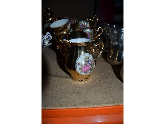 Servies dordrecht bestaande uit 2 serveerkommen, theepot, sauskom, grote kom, 25 borden, 11 dessertborden, 22 tassen, 12 ondertassen, 2 botervlootjes, 2 kannetjes, groot serveerbord , tassen en diverse van ander materiaal - afbeelding 8 van  14
