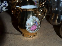 Servies dordrecht bestaande uit 2 serveerkommen, theepot, sauskom, grote kom, 25 borden, 11 dessertborden, 22 tassen, 12 ondertassen, 2 botervlootjes, 2 kannetjes, groot serveerbord , tassen en diverse van ander materiaal - afbeelding 8 van  14