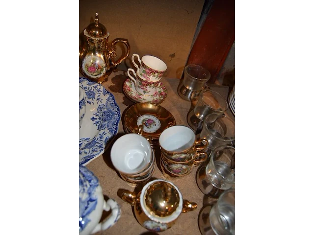 Servies dordrecht bestaande uit 2 serveerkommen, theepot, sauskom, grote kom, 25 borden, 11 dessertborden, 22 tassen, 12 ondertassen, 2 botervlootjes, 2 kannetjes, groot serveerbord , tassen en diverse van ander materiaal - afbeelding 9 van  14
