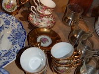 Servies dordrecht bestaande uit 2 serveerkommen, theepot, sauskom, grote kom, 25 borden, 11 dessertborden, 22 tassen, 12 ondertassen, 2 botervlootjes, 2 kannetjes, groot serveerbord , tassen en diverse van ander materiaal - afbeelding 9 van  14