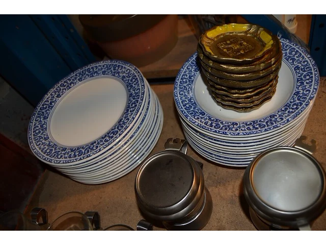Servies dordrecht bestaande uit 2 serveerkommen, theepot, sauskom, grote kom, 25 borden, 11 dessertborden, 22 tassen, 12 ondertassen, 2 botervlootjes, 2 kannetjes, groot serveerbord , tassen en diverse van ander materiaal - afbeelding 10 van  14