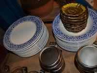 Servies dordrecht bestaande uit 2 serveerkommen, theepot, sauskom, grote kom, 25 borden, 11 dessertborden, 22 tassen, 12 ondertassen, 2 botervlootjes, 2 kannetjes, groot serveerbord , tassen en diverse van ander materiaal - afbeelding 10 van  14