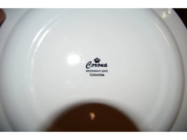 Servies dordrecht bestaande uit 2 serveerkommen, theepot, sauskom, grote kom, 25 borden, 11 dessertborden, 22 tassen, 12 ondertassen, 2 botervlootjes, 2 kannetjes, groot serveerbord , tassen en diverse van ander materiaal - afbeelding 11 van  14