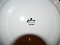 Servies dordrecht bestaande uit 2 serveerkommen, theepot, sauskom, grote kom, 25 borden, 11 dessertborden, 22 tassen, 12 ondertassen, 2 botervlootjes, 2 kannetjes, groot serveerbord , tassen en diverse van ander materiaal - afbeelding 11 van  14