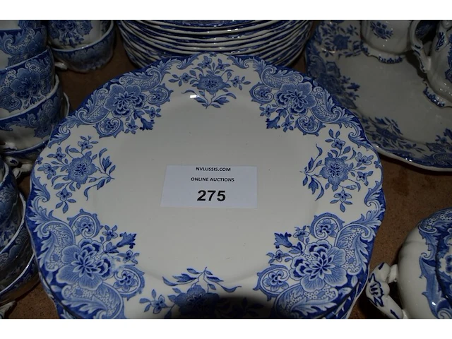 Servies dordrecht bestaande uit 2 serveerkommen, theepot, sauskom, grote kom, 25 borden, 11 dessertborden, 22 tassen, 12 ondertassen, 2 botervlootjes, 2 kannetjes, groot serveerbord , tassen en diverse van ander materiaal - afbeelding 12 van  14