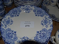 Servies dordrecht bestaande uit 2 serveerkommen, theepot, sauskom, grote kom, 25 borden, 11 dessertborden, 22 tassen, 12 ondertassen, 2 botervlootjes, 2 kannetjes, groot serveerbord , tassen en diverse van ander materiaal - afbeelding 12 van  14