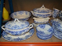 Servies dordrecht bestaande uit 2 serveerkommen, theepot, sauskom, grote kom, 25 borden, 11 dessertborden, 22 tassen, 12 ondertassen, 2 botervlootjes, 2 kannetjes, groot serveerbord , tassen en diverse van ander materiaal - afbeelding 13 van  14