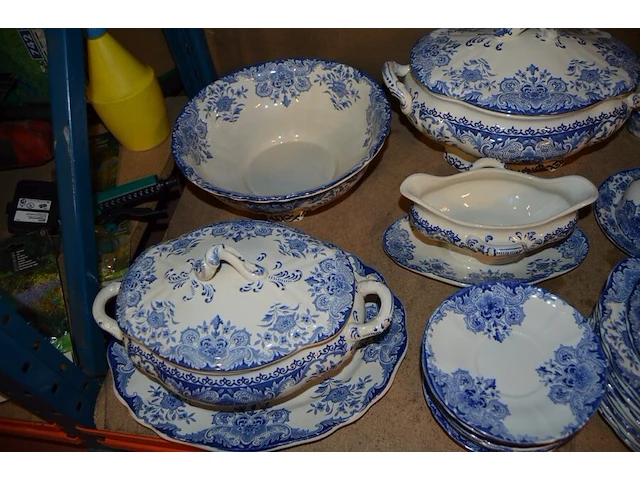Servies dordrecht bestaande uit 2 serveerkommen, theepot, sauskom, grote kom, 25 borden, 11 dessertborden, 22 tassen, 12 ondertassen, 2 botervlootjes, 2 kannetjes, groot serveerbord , tassen en diverse van ander materiaal - afbeelding 14 van  14