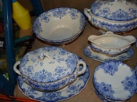 Servies dordrecht bestaande uit 2 serveerkommen, theepot, sauskom, grote kom, 25 borden, 11 dessertborden, 22 tassen, 12 ondertassen, 2 botervlootjes, 2 kannetjes, groot serveerbord , tassen en diverse van ander materiaal - afbeelding 14 van  14