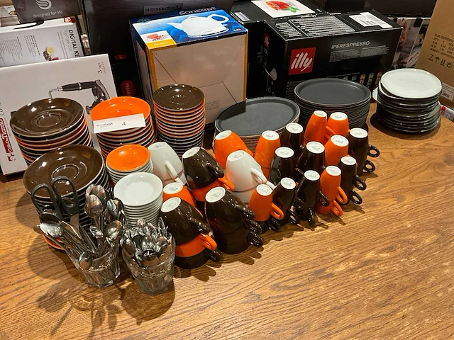Servies, glaswerk en bestek - afbeelding 1 van  17