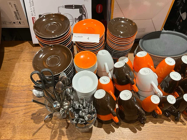 Servies, glaswerk en bestek - afbeelding 11 van  17
