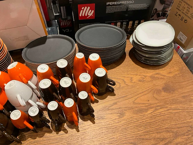 Servies, glaswerk en bestek - afbeelding 12 van  17