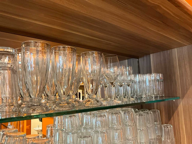 Servies, glaswerk en bestek - afbeelding 15 van  17