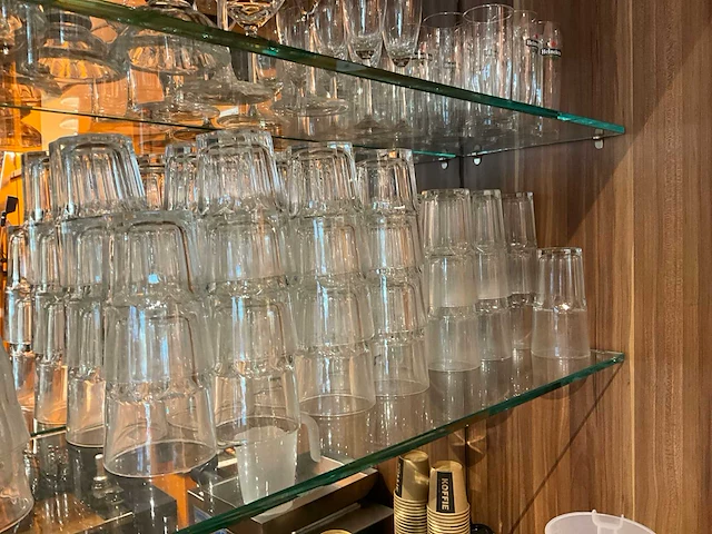 Servies, glaswerk en bestek - afbeelding 16 van  17