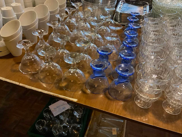 Servies, glaswerk en bestek - afbeelding 2 van  6