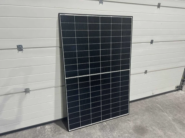 Set van 16 zonnepanelen (410 wp) en 1 goodwe 6.0k omvormer (3-fase) - afbeelding 3 van  8