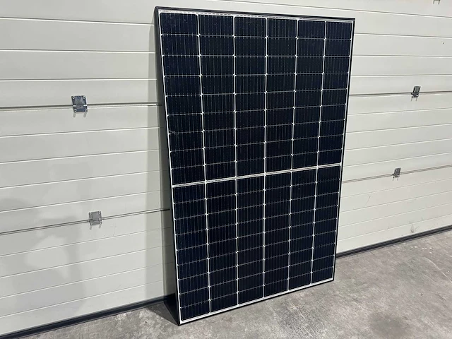 Set van 16 zonnepanelen (410 wp) en 1 goodwe 6.0k omvormer (3-fase) - afbeelding 3 van  8