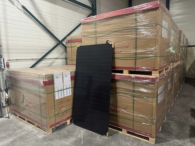 Set van 180 full black (430 wp) zonnepanelen (totaal vermogen 77.400 wp) - afbeelding 1 van  6