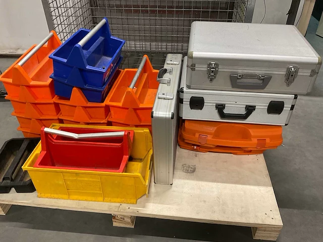 Set van 20 gereedschapskoffers en bakjes - afbeelding 1 van  3