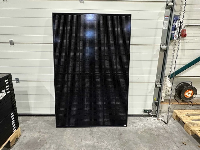 Set van 22 full black zonnepanelen (400 wp) met goodwe 10.0k omvormer (3-fase) - afbeelding 2 van  7
