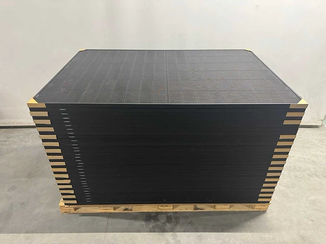 Set van 32 full black zonnepanelen 420 wp (totaal 13.440 wp) - afbeelding 1 van  4