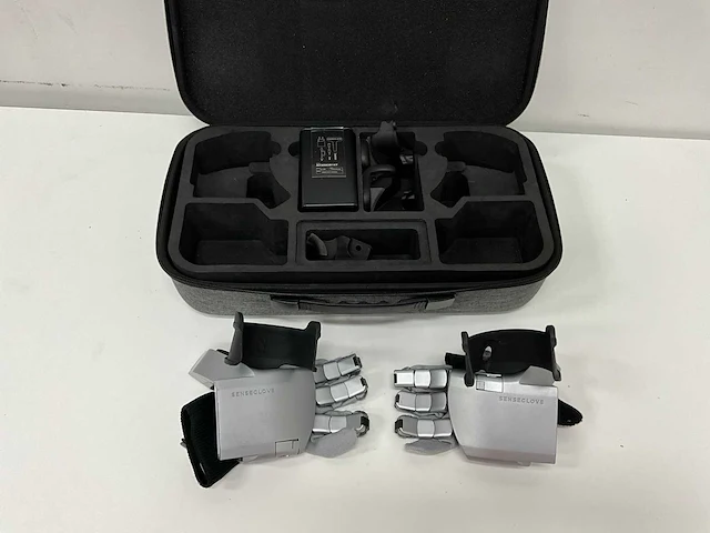 Set van twee senseglove nova haptische handschoenen met opbergkoffer - afbeelding 1 van  6