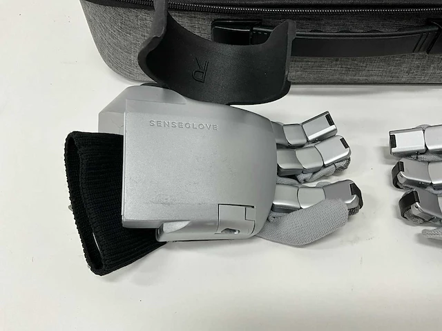 Set van twee senseglove nova haptische handschoenen met opbergkoffer - afbeelding 2 van  6