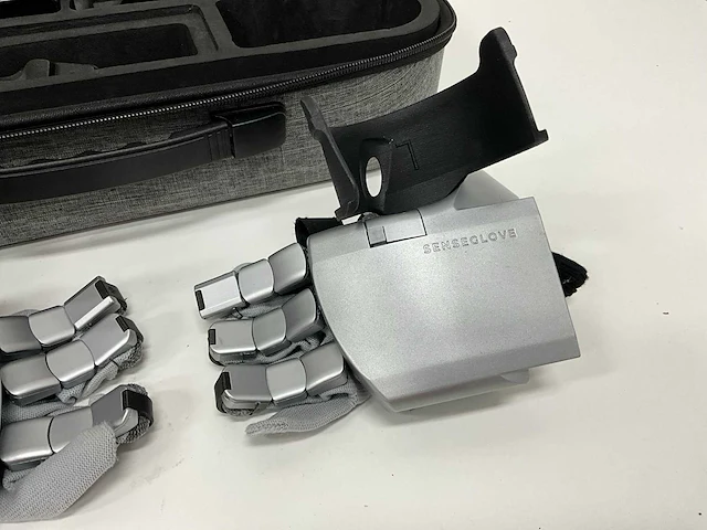 Set van twee senseglove nova haptische handschoenen met opbergkoffer - afbeelding 3 van  6