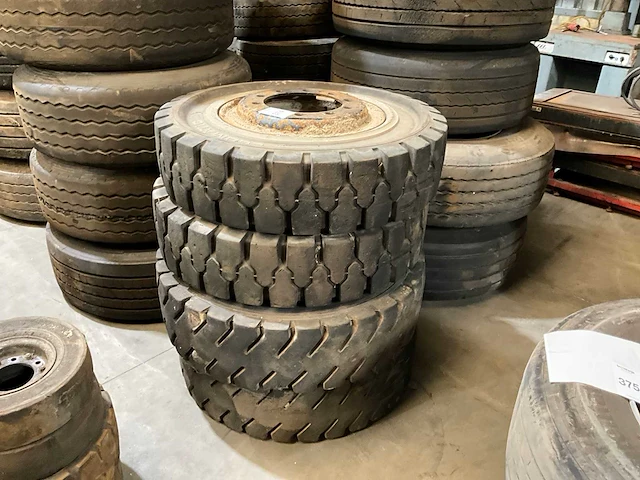 Set volrubber kraan banden - afbeelding 1 van  2
