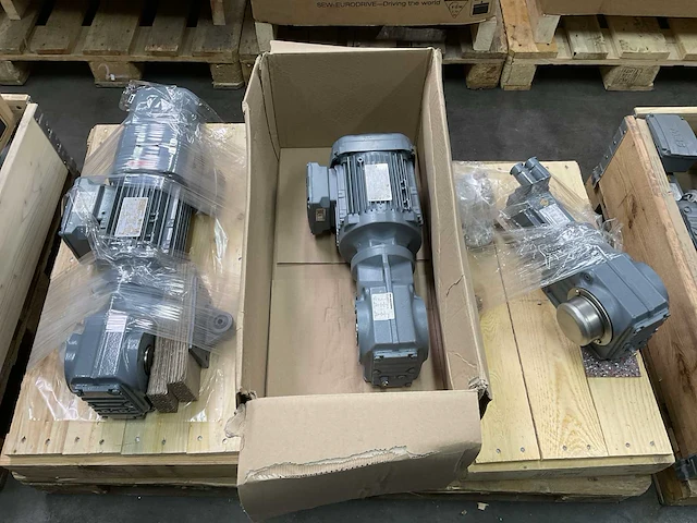 Sew-eurodrive elektromotor “ongebruikt” (3x) - afbeelding 10 van  15