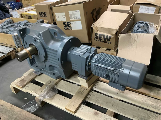 Sew-eurodrive k107 r77 drn100l4/be5/ri elektromotor “ongebruikt” - afbeelding 1 van  5