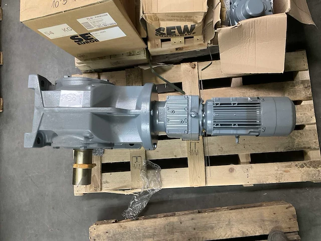 Sew-eurodrive k107 r77 drn100l4/be5/ri elektromotor “ongebruikt” - afbeelding 2 van  5