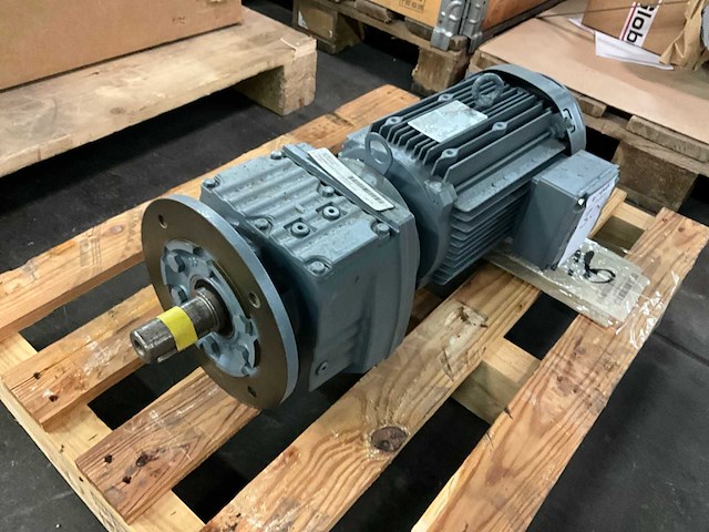 Sew rf57 dre100lc4/c reductormotor - afbeelding 1 van  4