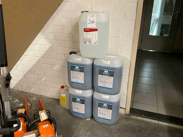 Shampoo & gedemineraliseerd water - afbeelding 1 van  4