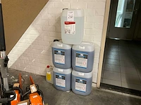 Shampoo & gedemineraliseerd water - afbeelding 1 van  4
