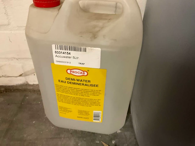 Shampoo & gedemineraliseerd water - afbeelding 4 van  4