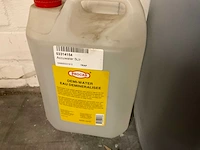 Shampoo & gedemineraliseerd water - afbeelding 4 van  4