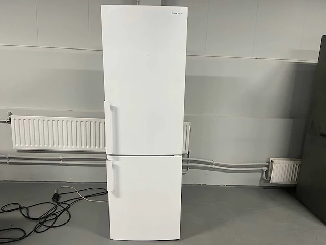 Sharp - sharp koelkast + braun multigourmet + inventum magnetron - afbeelding 1 van  23