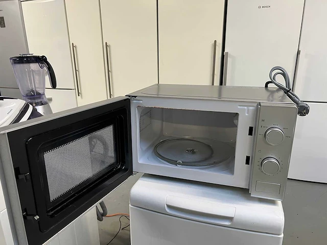 Sharp - sharp koelkast + braun multigourmet + inventum magnetron - afbeelding 23 van  23