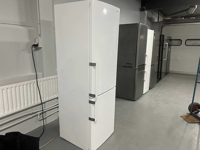 Sharp - sharp koelkast + braun multigourmet + inventum magnetron - afbeelding 15 van  23