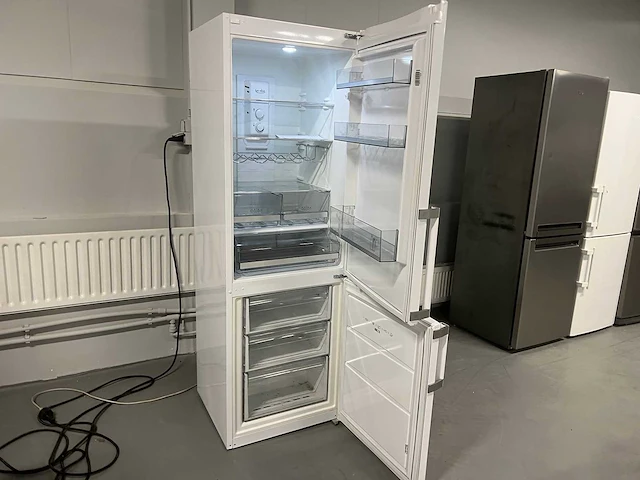 Sharp - sharp koelkast + braun multigourmet + inventum magnetron - afbeelding 16 van  23